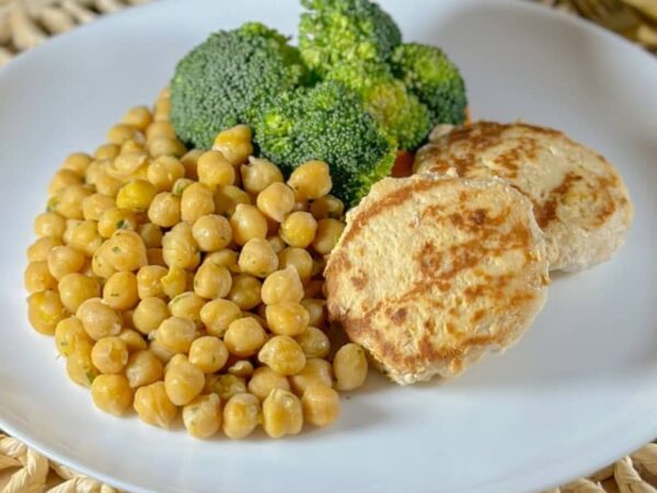 Chefcot-Lowcarb-hambúrguer-de-frango-grão-de-bico-mix-de-legumes-opt.jpg