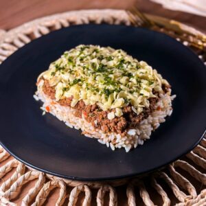 refeição arroz de forno de chefcot do cardápio fitness Ingredientes: arroz parboilizado com cenoura e azeitona, carne moída, mussarela e salsinha.