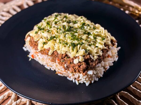 refeição arroz de forno de chefcot do cardápio fitness Ingredientes: arroz parboilizado com cenoura e azeitona, carne moída, mussarela e salsinha.