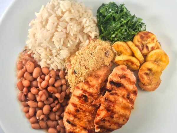 refeição chefcot brasileiríssimo do cardápio fitness Ingredientes: filé de frango, feijão carioca, arroz parboilizado, banana da terra e couve.