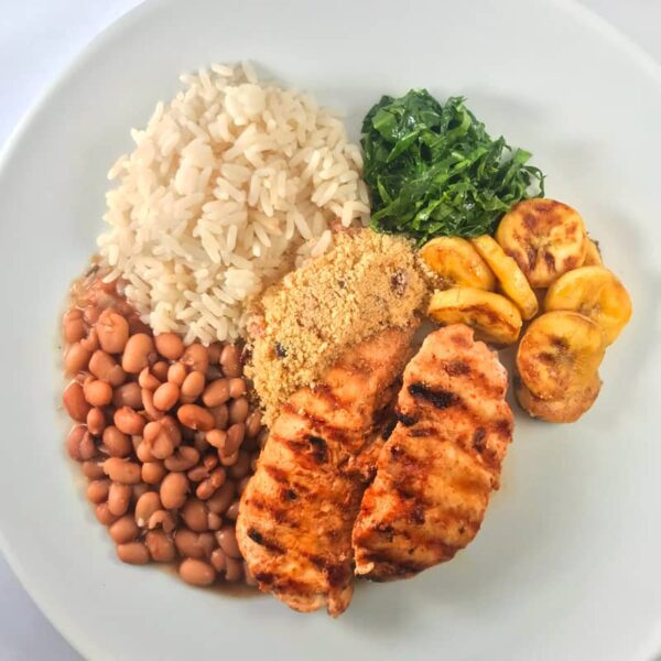 refeição chefcot brasileiríssimo do cardápio fitness Ingredientes: filé de frango, feijão carioca, arroz parboilizado, banana da terra e couve.