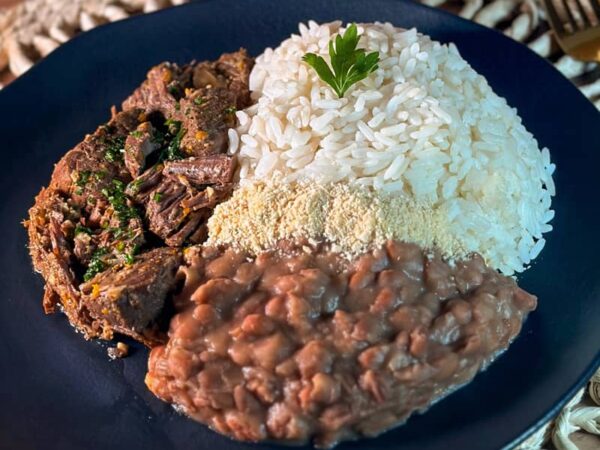 refeição chefcot carioquinha do cardápio fitness Ingredientes: patinho em cubos, arroz parboilizado, feijão carioca e farofa.