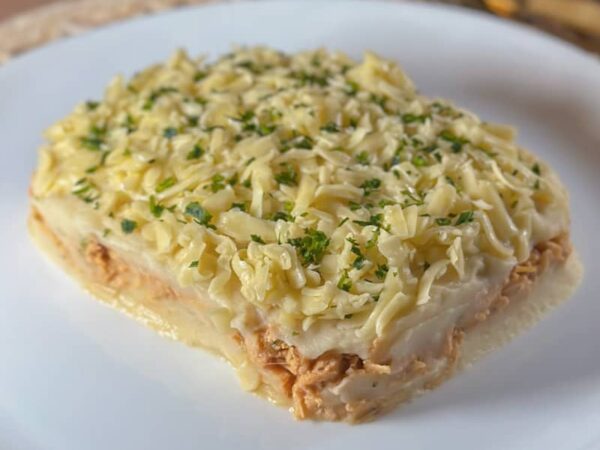 refeição chefcot escondidinho de frango do cardápio fitness Ingredientes: frango desfiado, purê de batata inglesa, mussarela e salsinha.