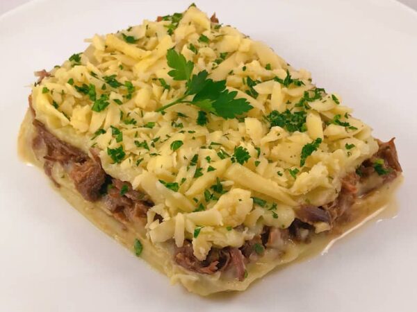 refeição chefcot escondidinho de patinho desfiado do cardápio fitness Ingredientes: patinho desfiado, purê de batata doce, mussarela e salsinha.