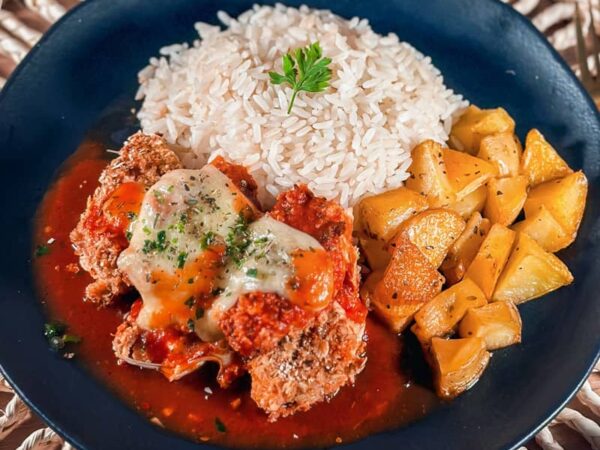 refeição chefcot frango à parmegiana do cardápio fitness Ingredientes: frango à parmegiana ao molho, batatas assadas e arroz parboilizado.