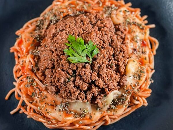 refeição chefcot spaghetti ao molho rosso do cardápio fitness Ingredientes: spaghetti ao molho de tomate, azeite de oliva, carne moída, mussarela e salsinha.