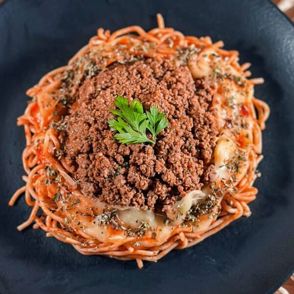 refeição chefcot spaghetti ao molho rosso do cardápio fitness Ingredientes: spaghetti ao molho de tomate, azeite de oliva, carne moída, mussarela e salsinha.