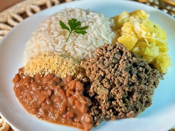 refeição chefcot mandioca "saltada" à manteiga do cardápio fitness Ingredientes: arroz parboilizado, mandioca refogada em cebola e manteiga, feijão carioca e patinho moído com um toque de salsinha.