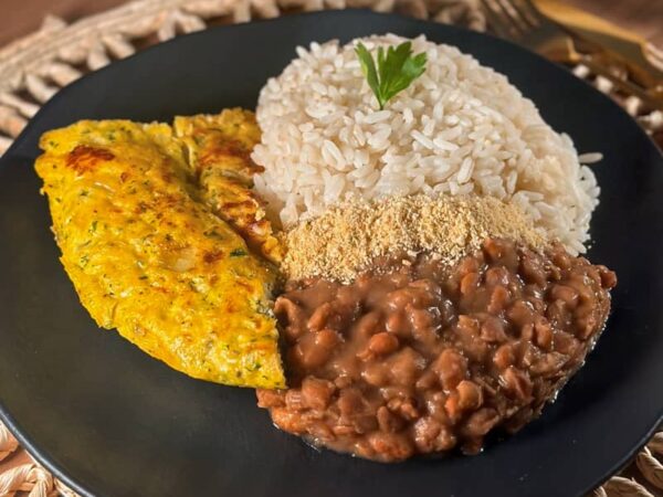 refeição chefcot omelette ''du fromage'' do cardápio fitness Ingredientes: Arroz parboilizado, feijão carioca, farofa e omelete (ovos, cebola, salsinha, orégano, cream cheese e mussarela).
