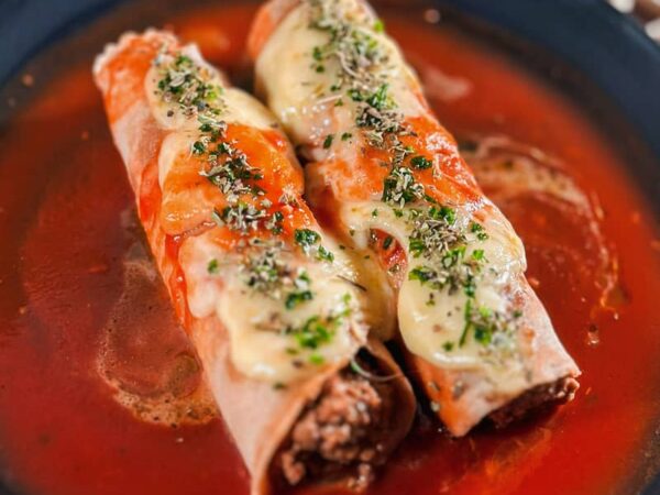 refeição chefcot panqueca integral de carne moída do cardápio fitness Ingredientes: patinho moído, molho, panqueca integral, mussarela e salsinha.