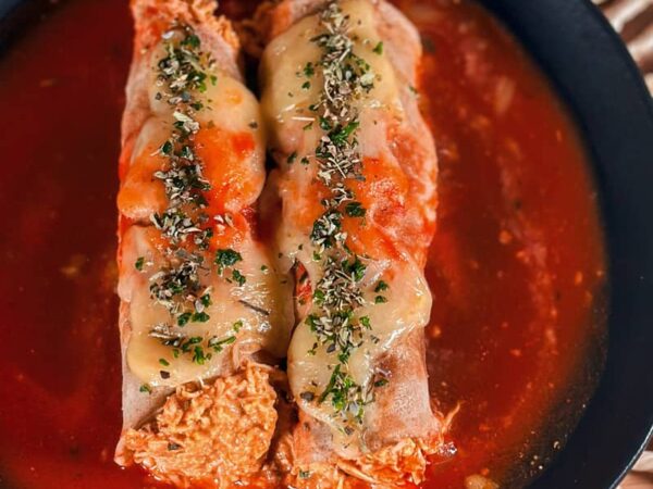 refeição chefcot panqueca integral de frango cremoso do cardápio fitness Ingredientes: frango desfiado temperado, molho, panqueca integral, mussarela e salsinha.