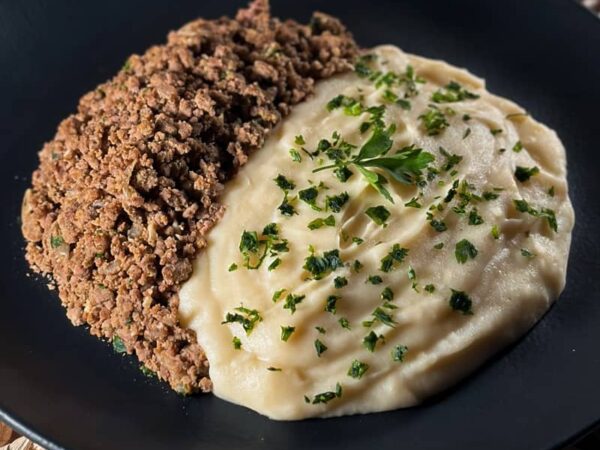refeição chefcot patinho moído com purê do cardápio fitness Ingredientes: patinho moído temperado com purê de batata inglesa com creme de leite sem lactose e manteiga.