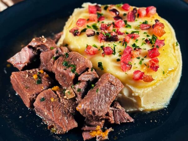 refeição chefcot patinho de panela com purê e bacon do cardápio fitness Ingredientes: patinho de panela, purê de batata doce, bacon, mussarela e salsinha.