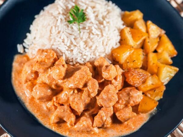 refeição chefcot strogonoff de frango sem lactose do cardápio fitness Ingredientes: strogonoff de frango sem lactose, arroz parboilizado e batatas assadas ao forno.