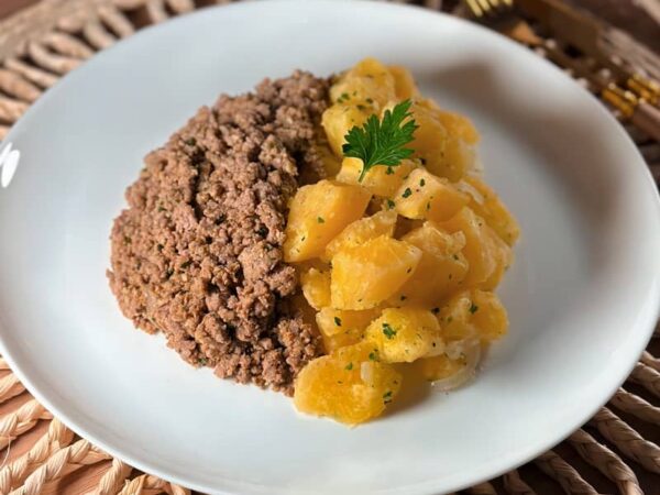 refeição chefcot patinho moído com mandioca do cardápio fitness Ingredientes: patinho moído, mandioca refogada em cebola e manteiga com um toque de salsinha.